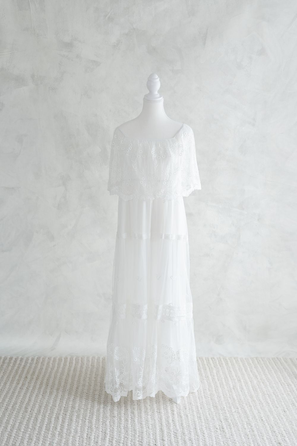 Robe de dentelle à col large avec doublure blanche