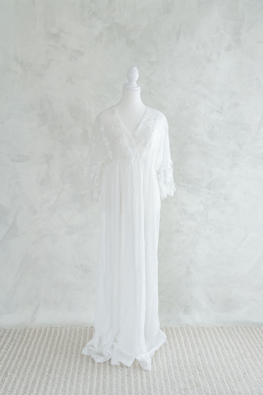 Robe blanche et fluide avec haut en dentelle de la collection du studio de photographie de Judith Trudel à Saint-Augustin