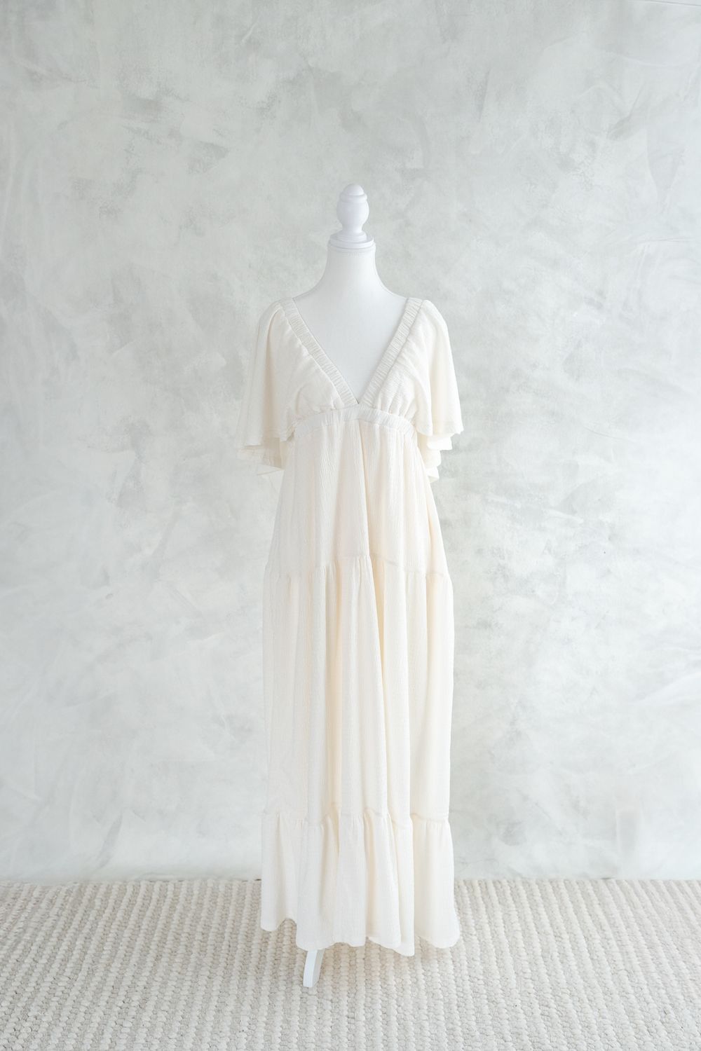 Robe crème avec décolleté plongeant disponible dans la garde-robe cliente du studio de Saint-Augustin-de-Desmaures