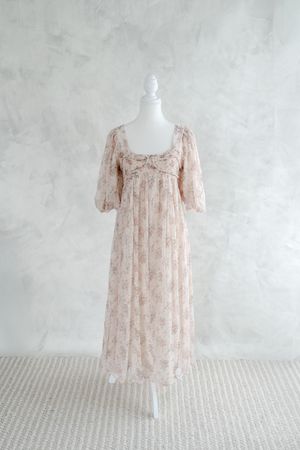 Robe fleurie rose tendre à bustier disponible avec les séances photo de maternité de Judith Trudel photographe près de Portneuf