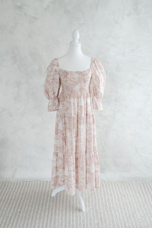 Robe à motif style tapisserie française blanche et rose antique de la garde-robe cliente du studio de photographie près de Québec