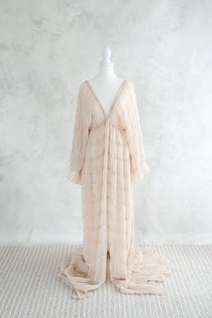 Robe de couleur nude semi translucide à décolleté plongeant dans la garde-robe cliente du studio de photographie spécialisé en maternité