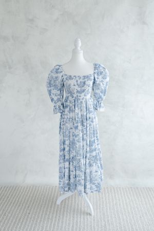 Robe à motif style tapisserie française blanche et bleu poudre de la garde-robe cliente du studio de photographie près de Québec