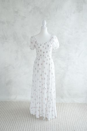 Robe à manches bouffantes blanche avec de petites fleurs
