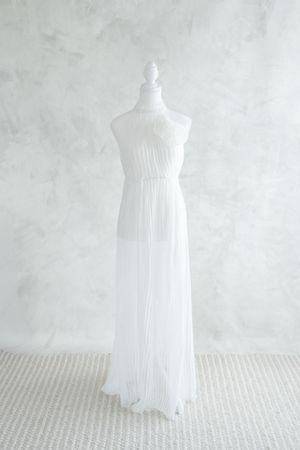 Robe semi transparente blanche avec col montant et fleur au cou
