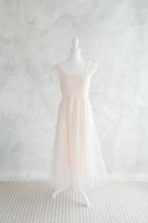 Robe de tulle rose ballerine pour une séance photo de maternité