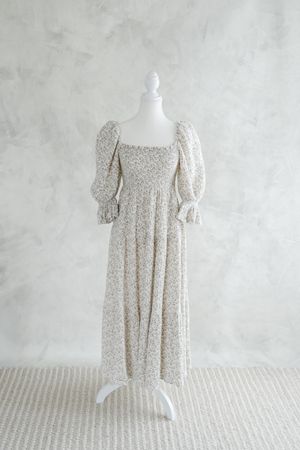 Robe beige à petits motifs floraux ton sur ton avec manches bouffantes