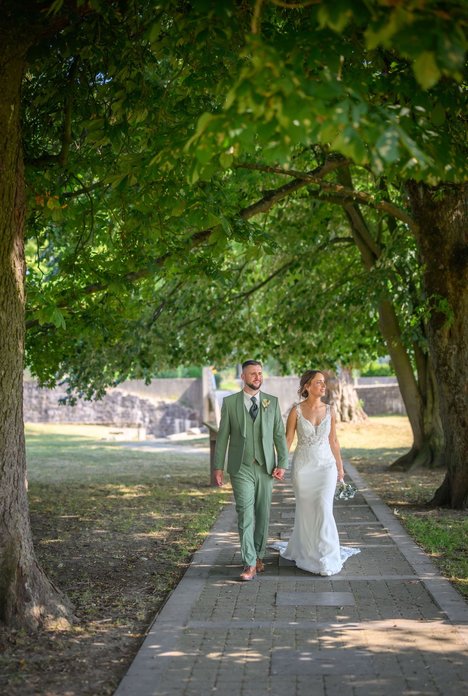 Photo de mariage d'un couple dans un parc à Binche en Belgique