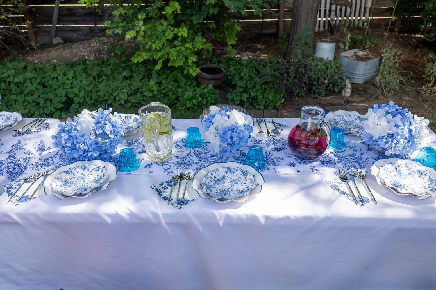 event table decor in blue and white with silver accents