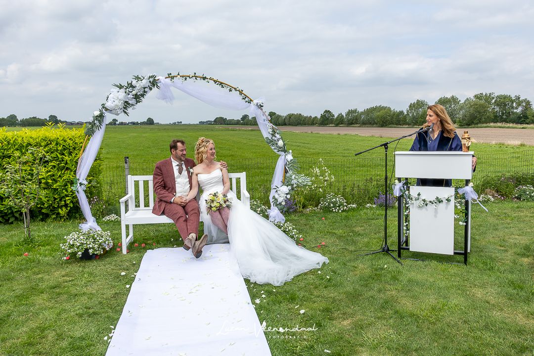 Vincent en Madelief tijdens de trouwceremonie in de tuin met de babs, trouwreportage in Leusden