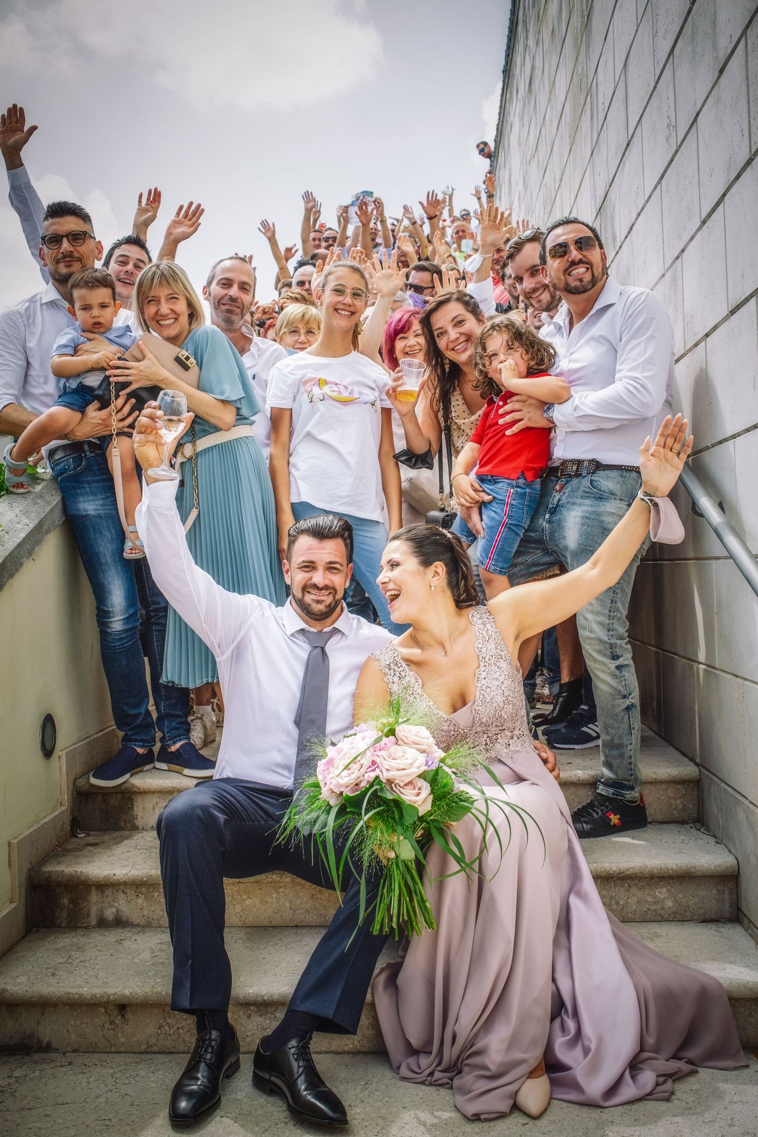 Sposi e invitati durante un momento di festa del matrimonio