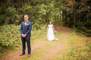 Brudpar på väg att se varann för första gången