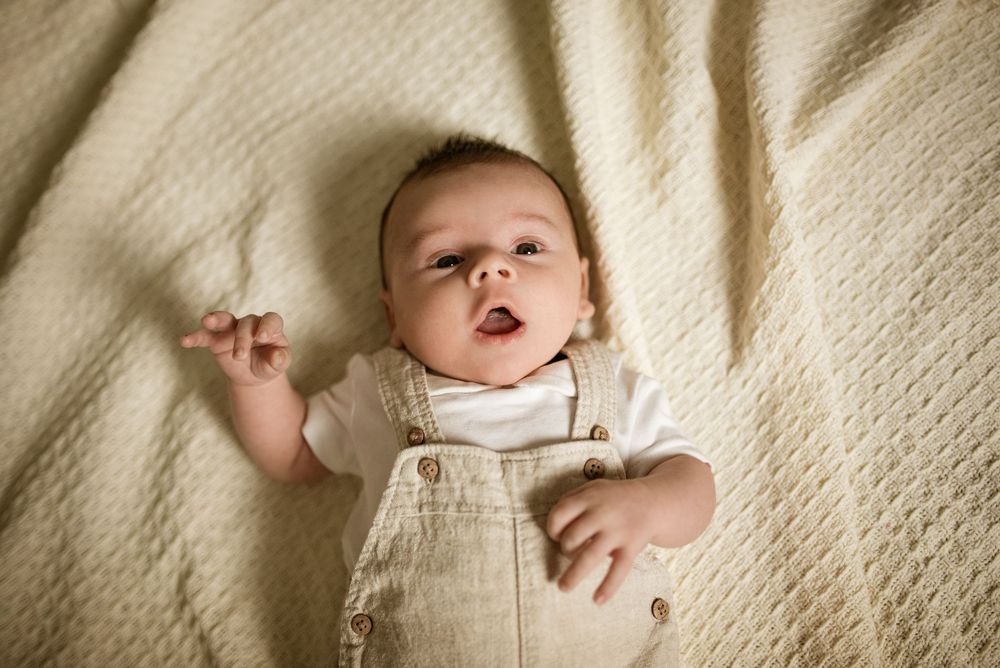 roztomilé miminko s otevřenou pusou při newborn focení v ateliéru v Prostějově