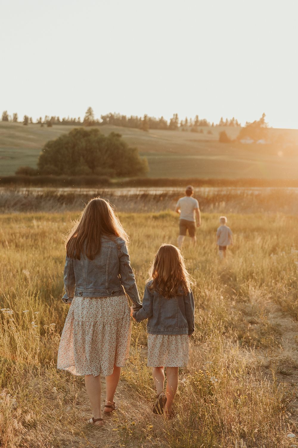Parents-and-kids-walking-hand-in-hand-during-a-Spokane-outdoor-shoot