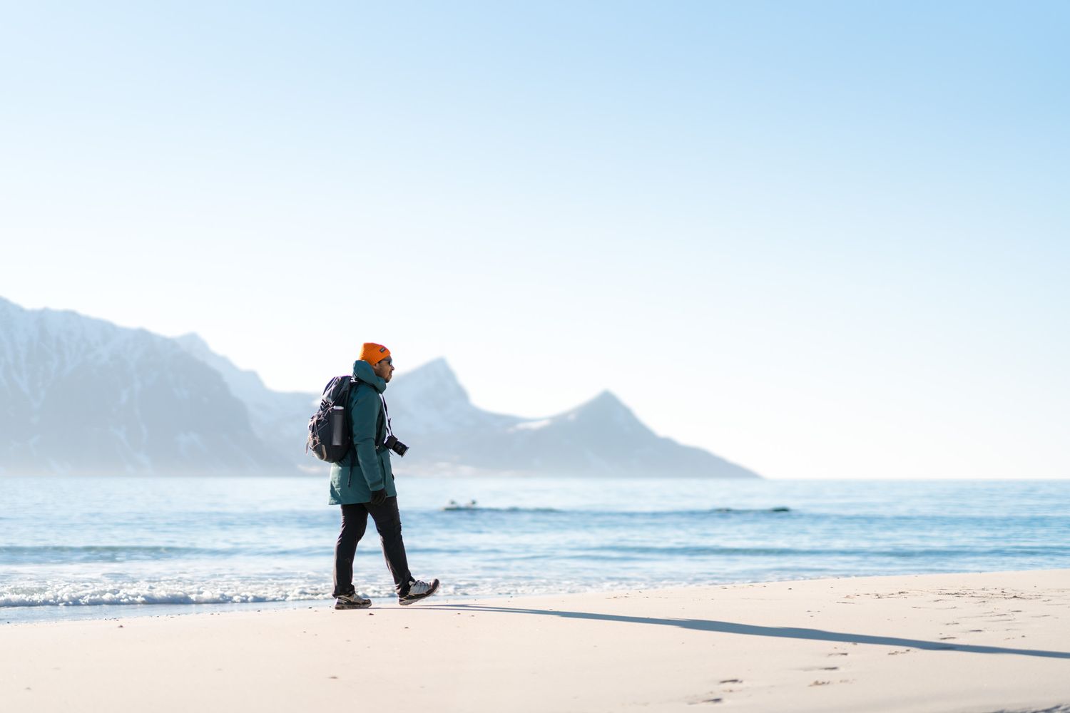 randonnée sur la plage à Haukland beach dans les lofoten en hiver
