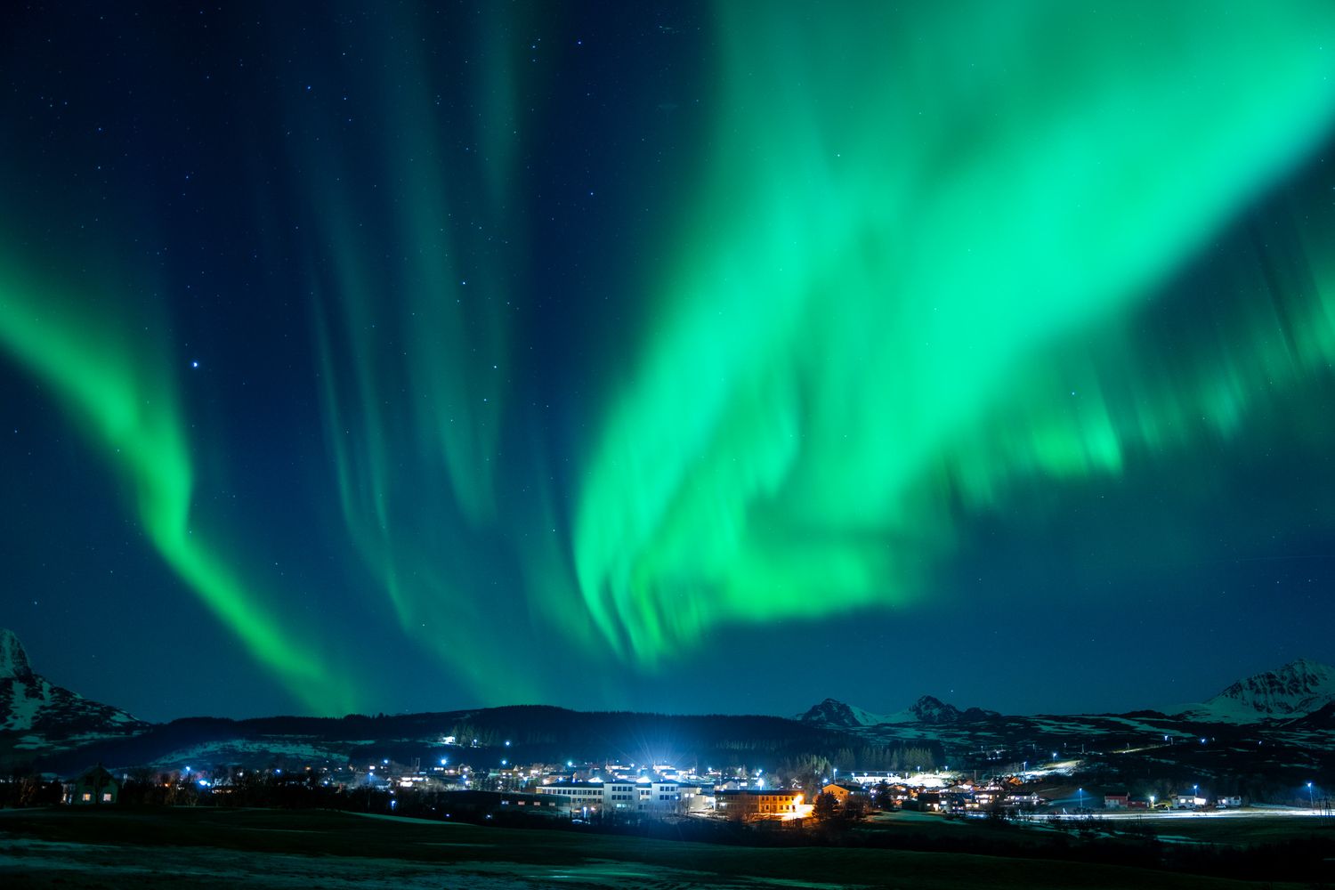 aurores boréales au dessus du village de Borg dans les lofoten en norvège