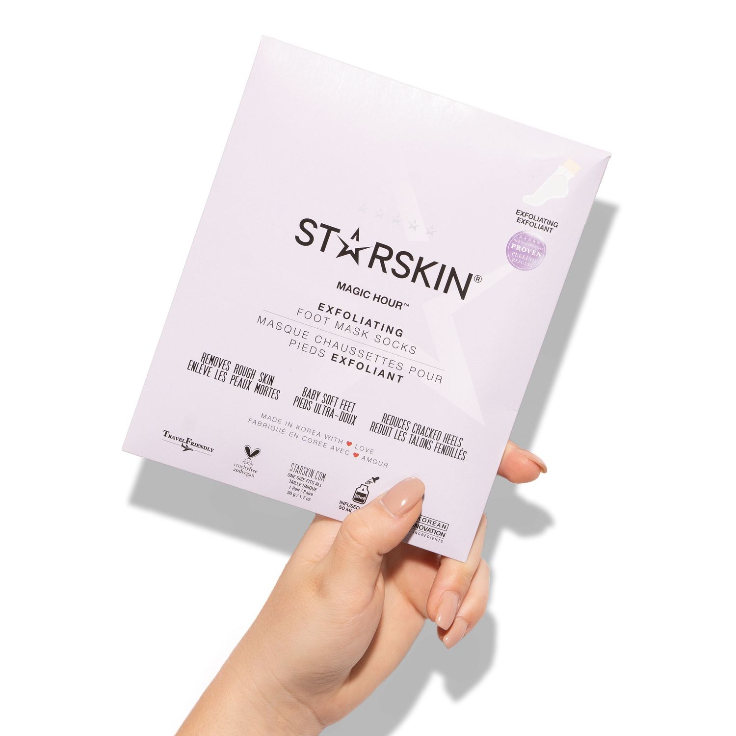 Een lichte productfoto van een beautyproduct, vrouw houdt verpakking vast tegen een witte achtergrond