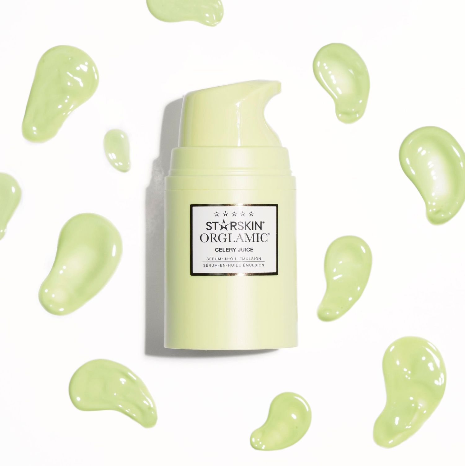 Een lichte productfoto van een beautyproduct, verpakking ligt op witte achtergrond en is omringt met patches van het product uitgesmeerd.