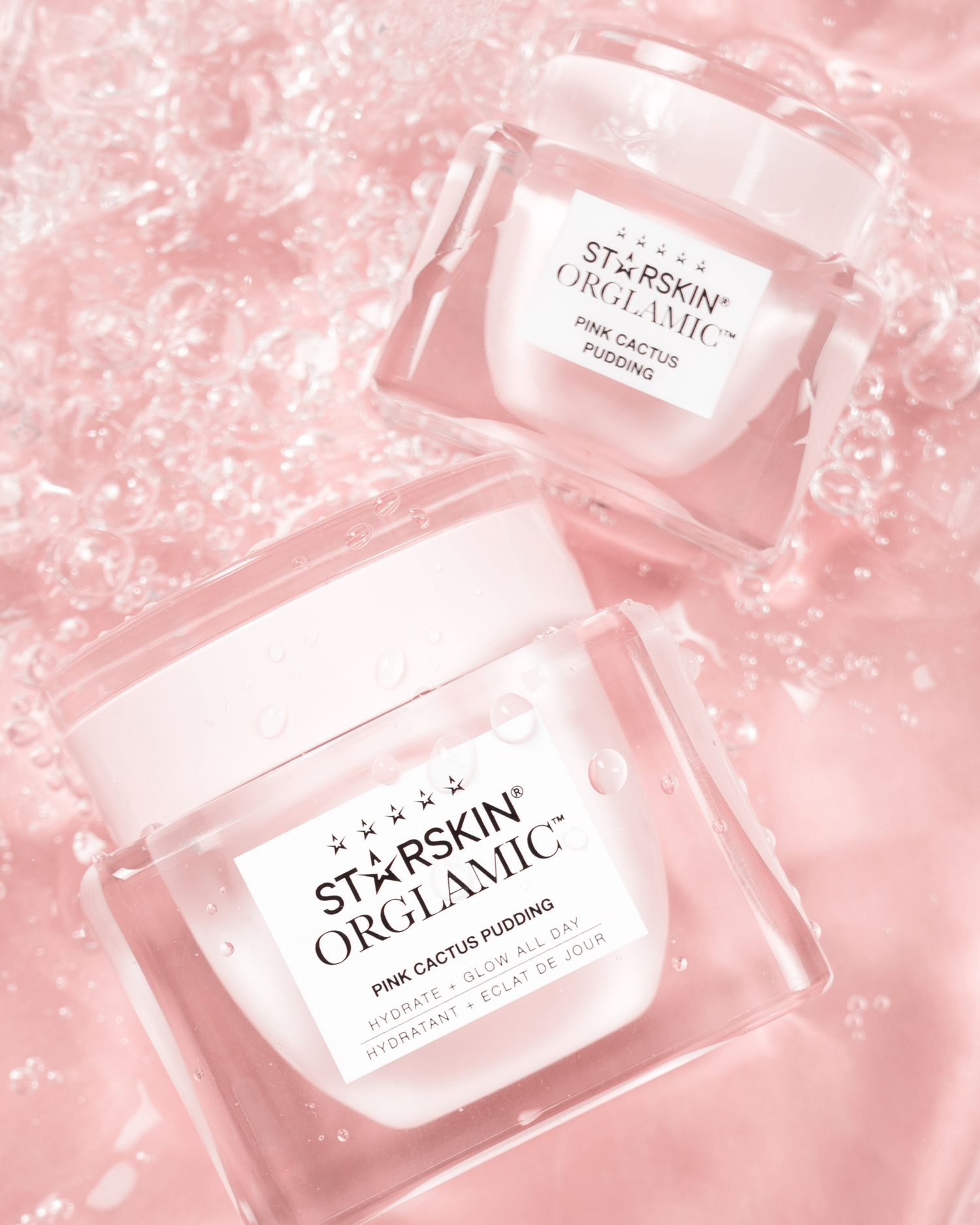 Een lichte productfoto van beautyproducten, drijvend in water, 
met een neutrale achtergrond.