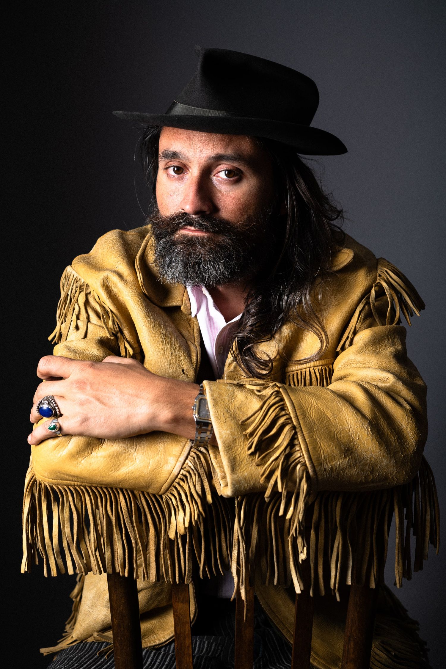 ritratto-uomo-con-barba-giacca-frange-fotografo-udine-friuli