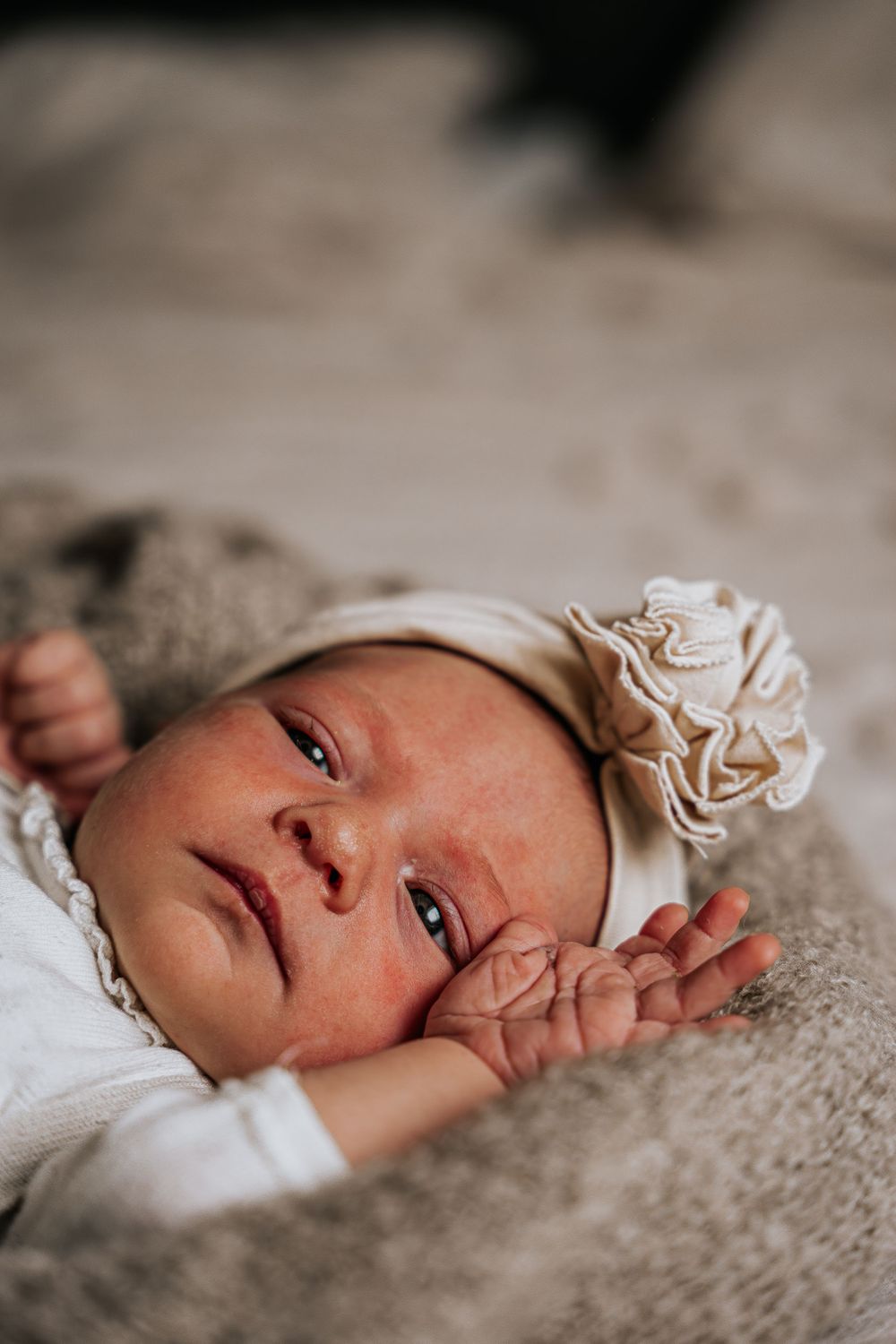 Newborn baby pasgeboren baby details handjes voetjes fotografie