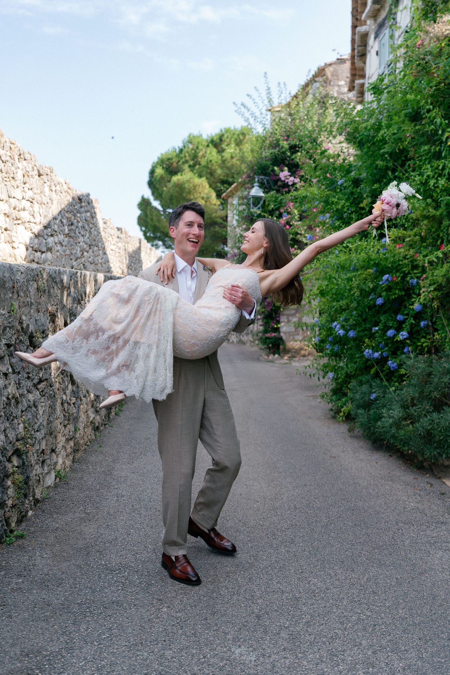 Photo de séance couple dans les rues de Saint Paul de Vence lors d'un destination Wedding