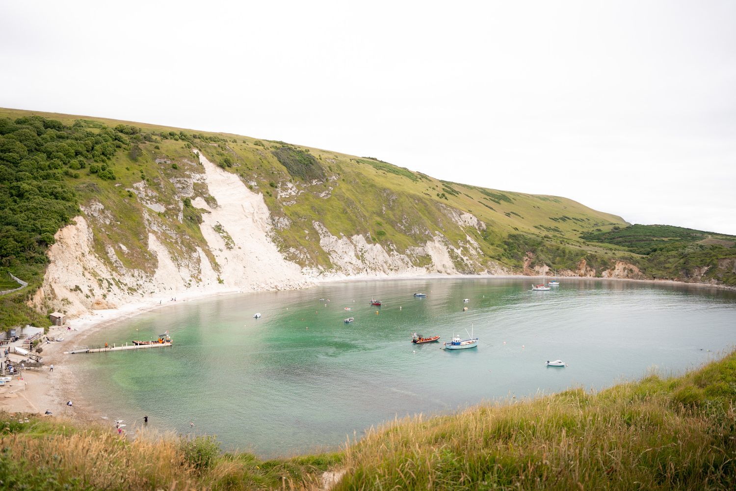hanse de lulworth cove sur la jurassic coast en angleterre