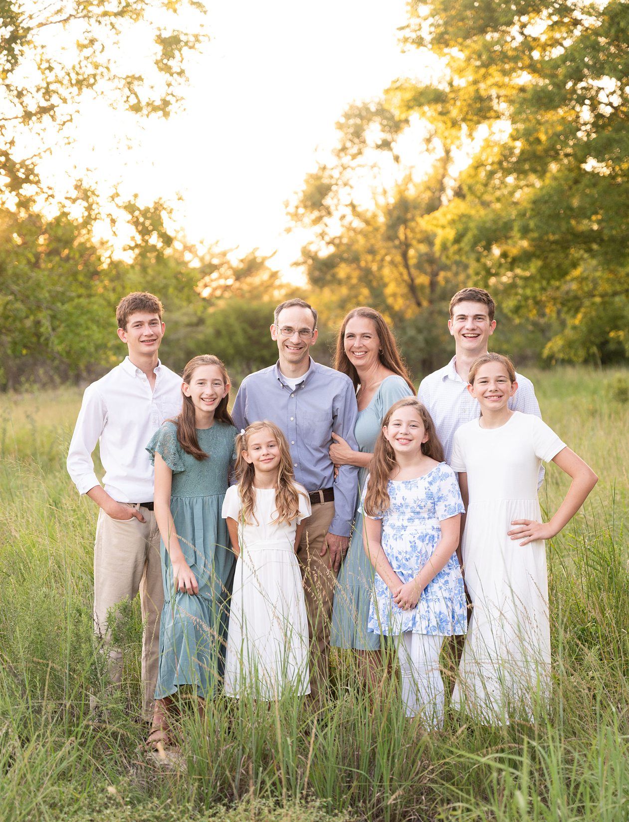 Family of 8 Outdoor Field Summer Portraits by Bartlesville Photographer Kristi Bray Photography