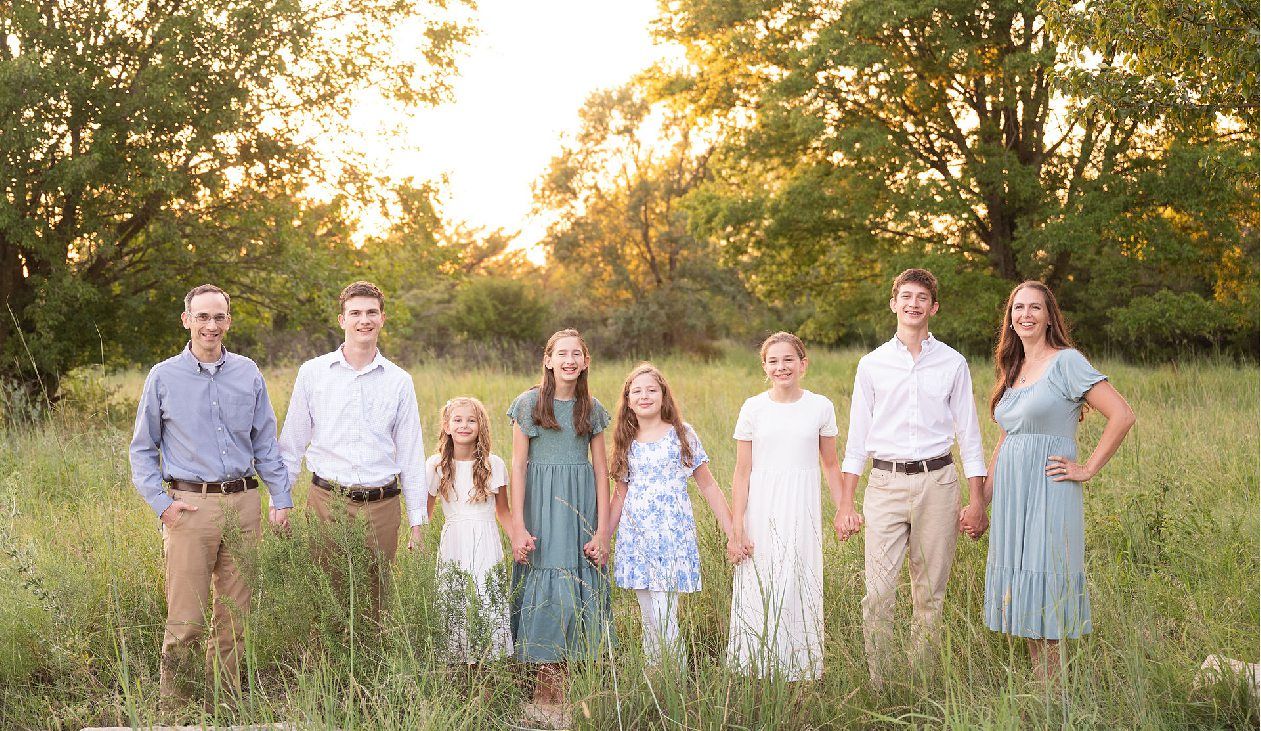 Family of 8 Outdoor Field Summer Portraits by Bartlesville Photographer Kristi Bray Photography