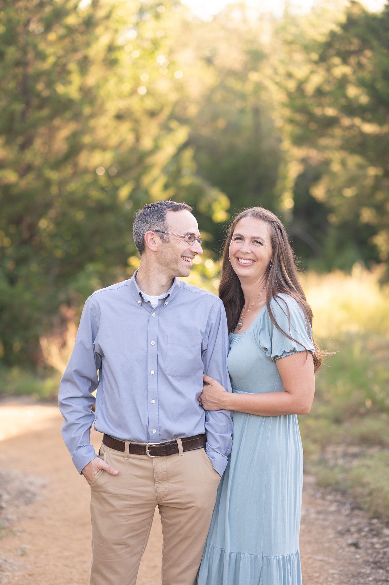 Family of 8 Outdoor Field Summer Portraits by Bartlesville Photographer Kristi Bray Photography