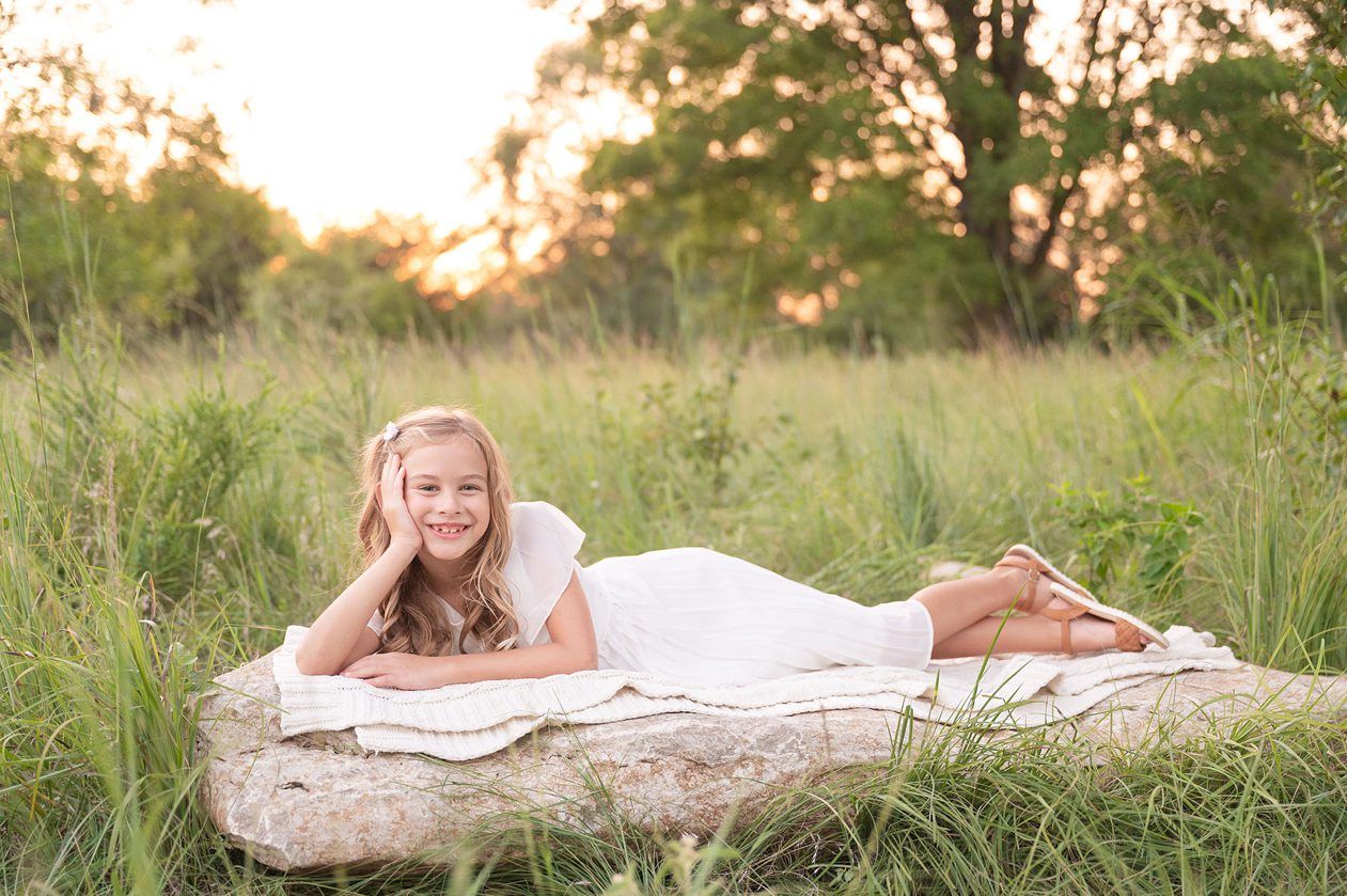 Family of 8 Outdoor Field Summer Portraits by Bartlesville Photographer Kristi Bray Photography