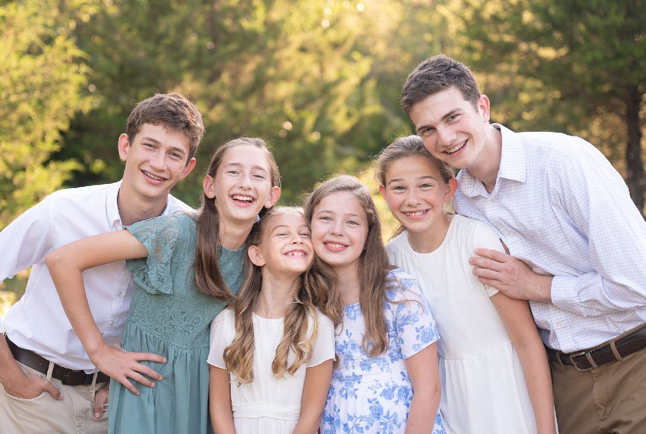 Family of 8 Outdoor Field Summer Portraits by Bartlesville Photographer Kristi Bray Photography