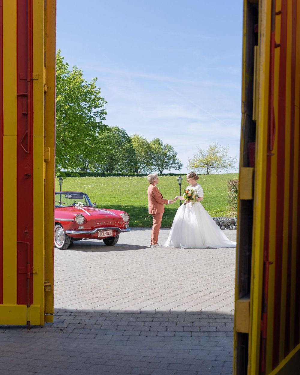 mariage au soleil devant la porte d'entrée du chateau d oudoumont à Verlaine près de liège
