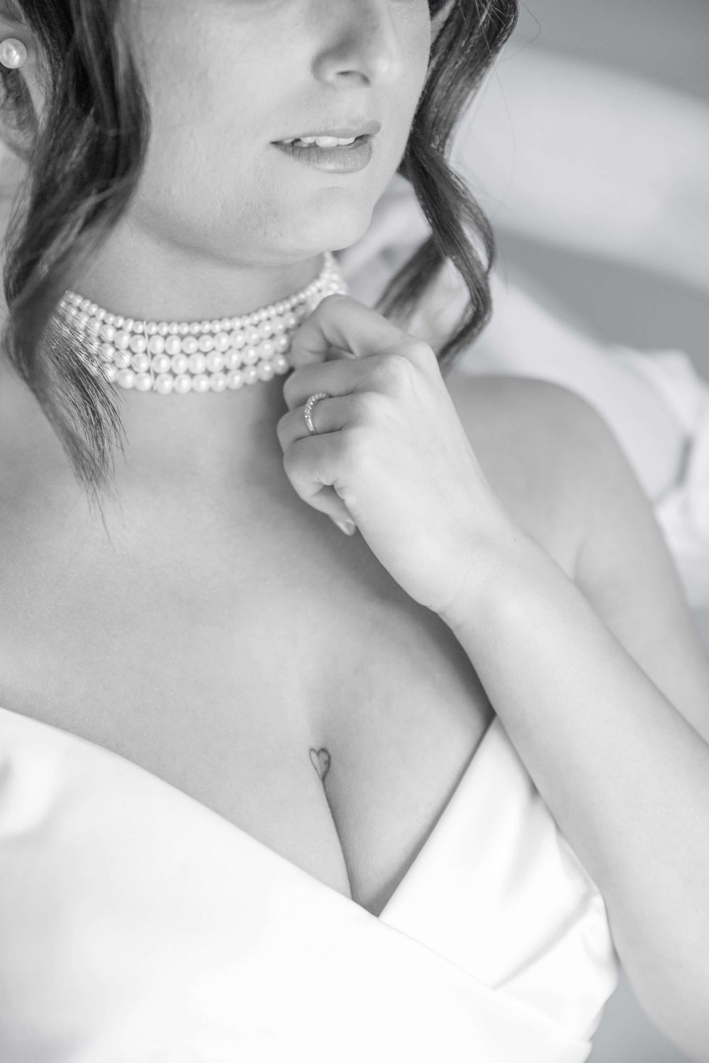 Photo en noir et blanc d'une future mariée avant d'aller à la commune d'andenne en région Liégeoise