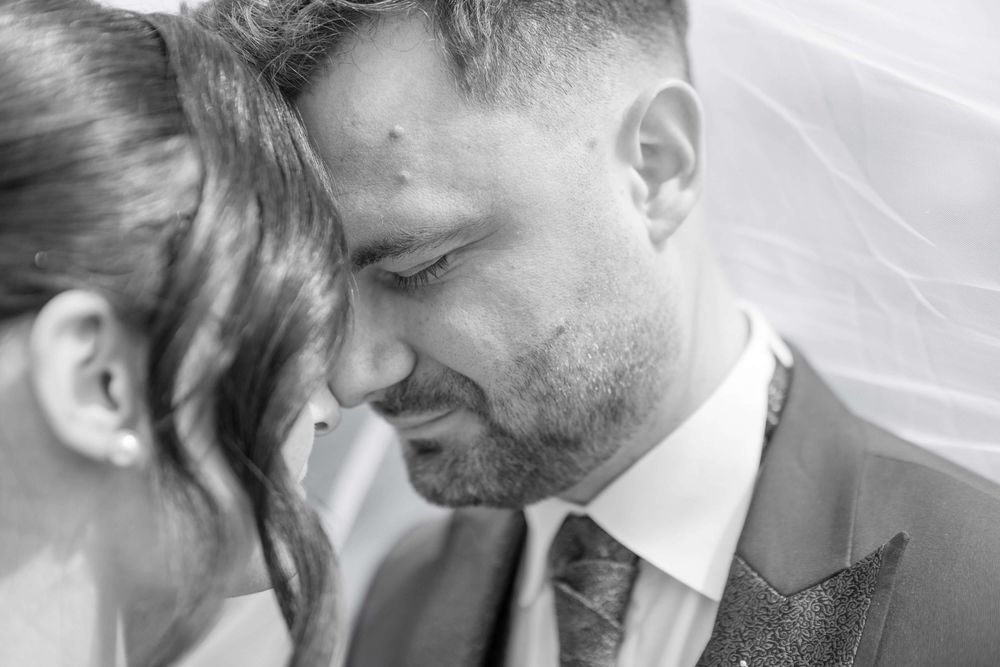 moment intime des jeunes mariés , en noir et blanc, après leur mariage