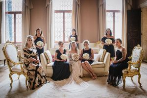 Bridal getting ready during a wedding in Venice. Bride and her bridemaids poses together in a elegant room setting at Cà Sagredo