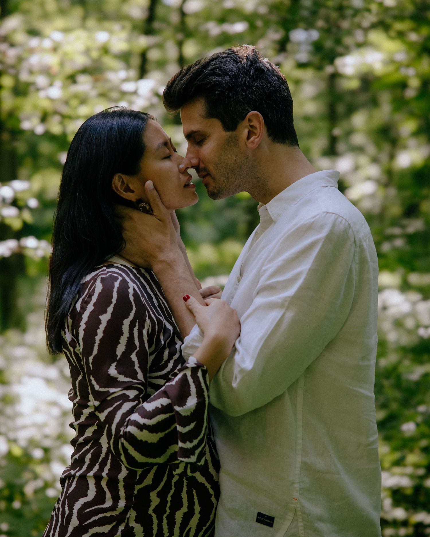 Shooting couple, photos de famille, photos de grossesse, photos de naissance, shooting lifestyle. À Paris par la Julie Fox Photography