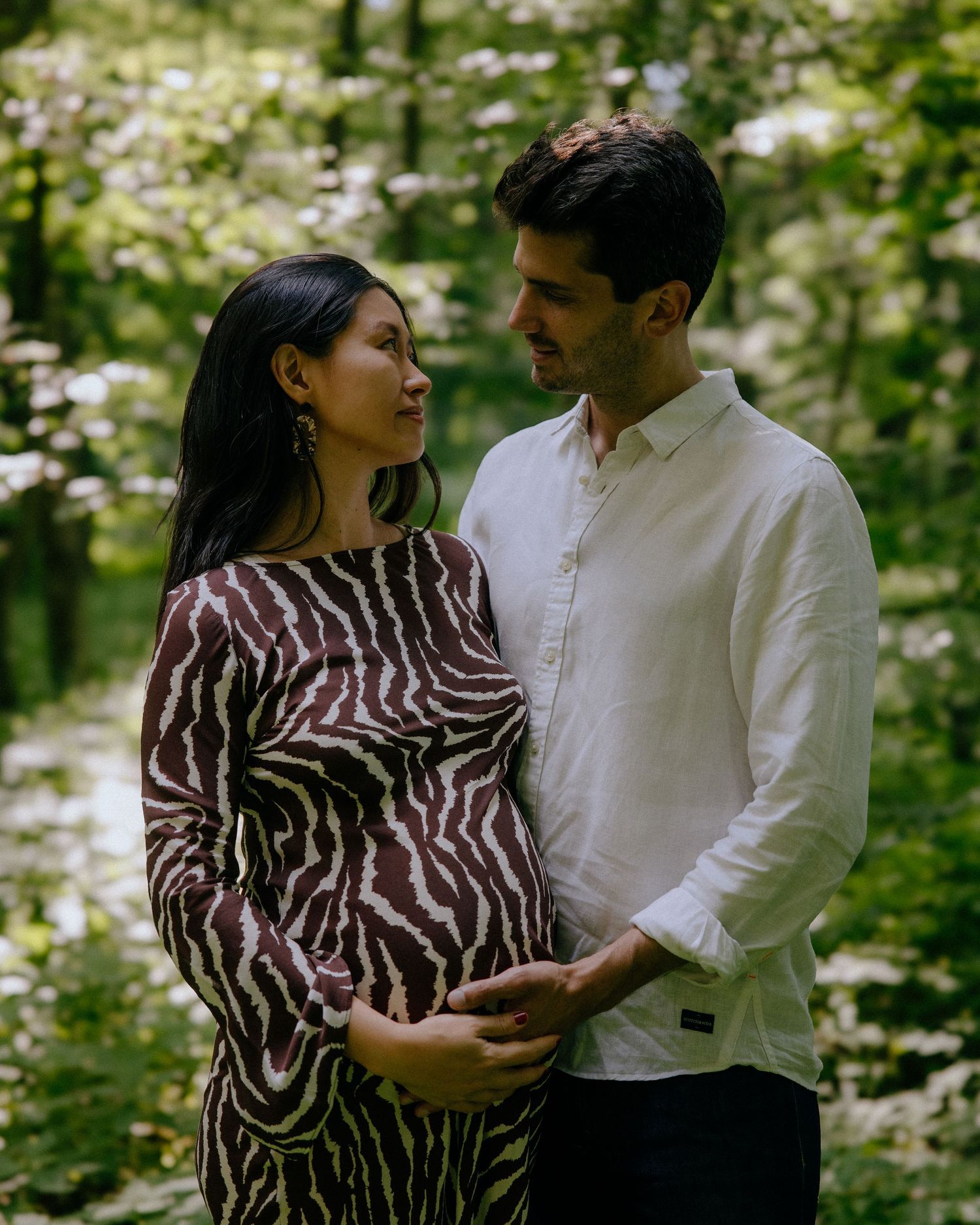 Shooting couple, photos de famille, photos de grossesse, photos de naissance, shooting lifestyle. À Paris par la Julie Fox Photography
