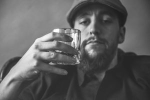 Portrait noir et blanc d'un homme buvant un wisky, Flashnoah photographie