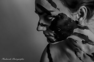 Portrait body painting artistique créatif en noir et blanc d'une femme guerrière