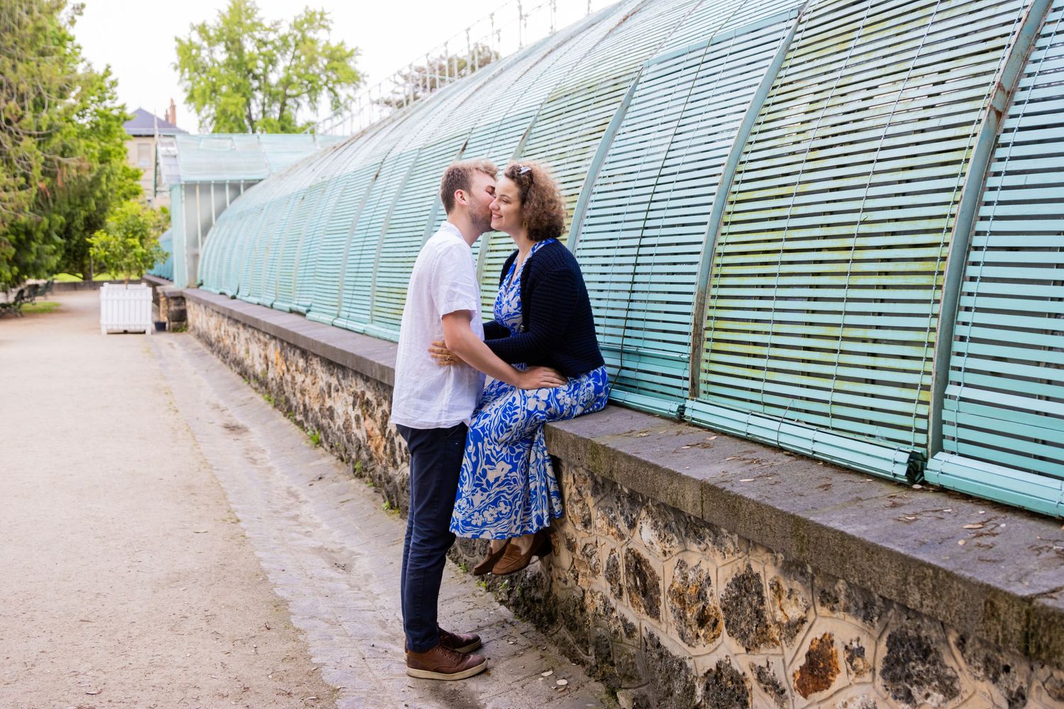 photographe de couple Paris Jardin des Serres d'Auteuil séance de printemps