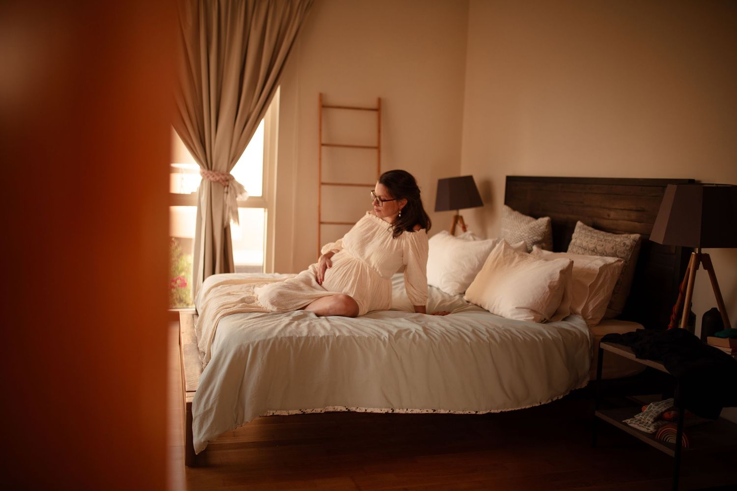 lifestyle maternity photoshoot sweet at home abu dhabi