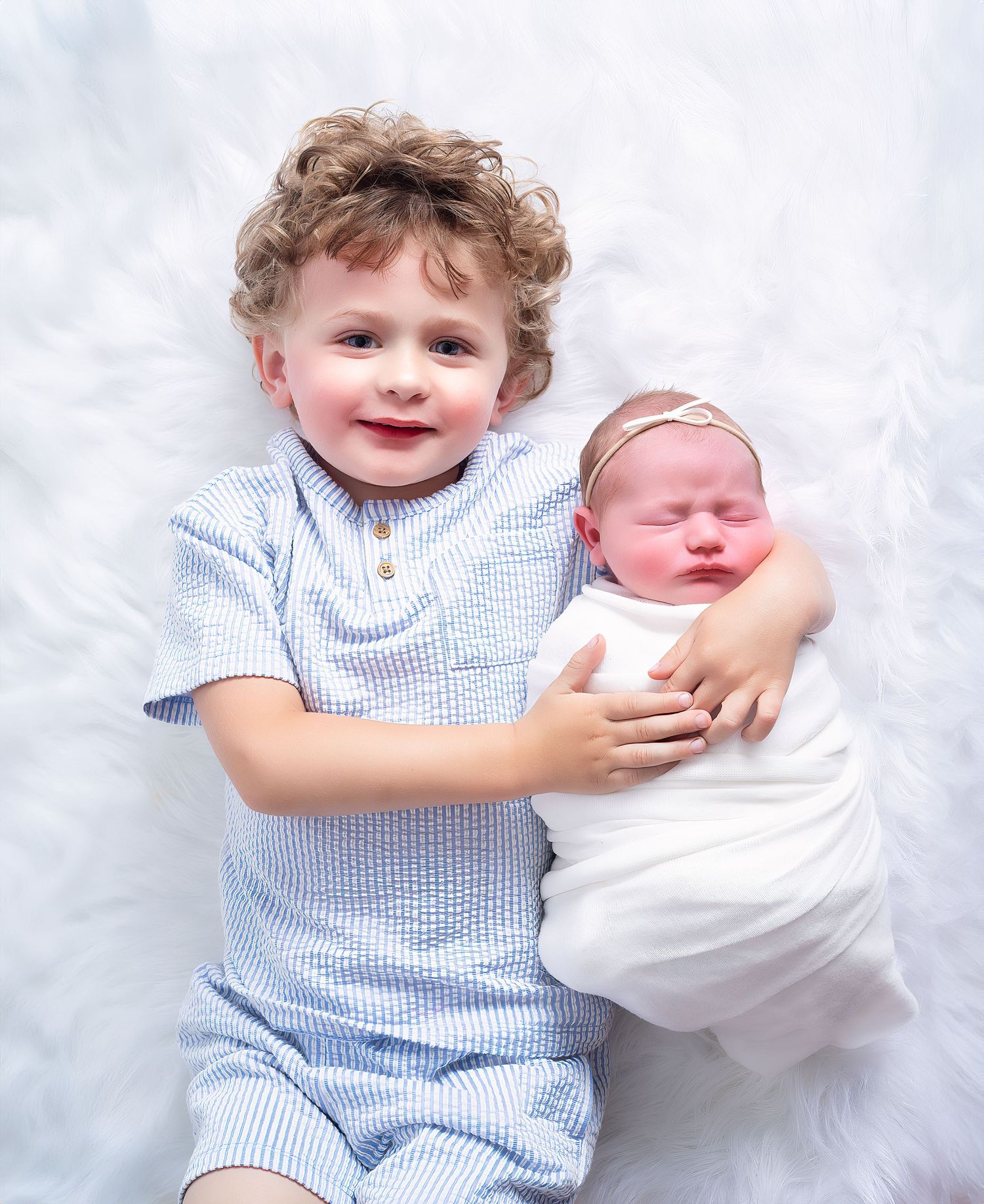 Baby girl with brother - Clarksville newborn photographer Oshi Medlin