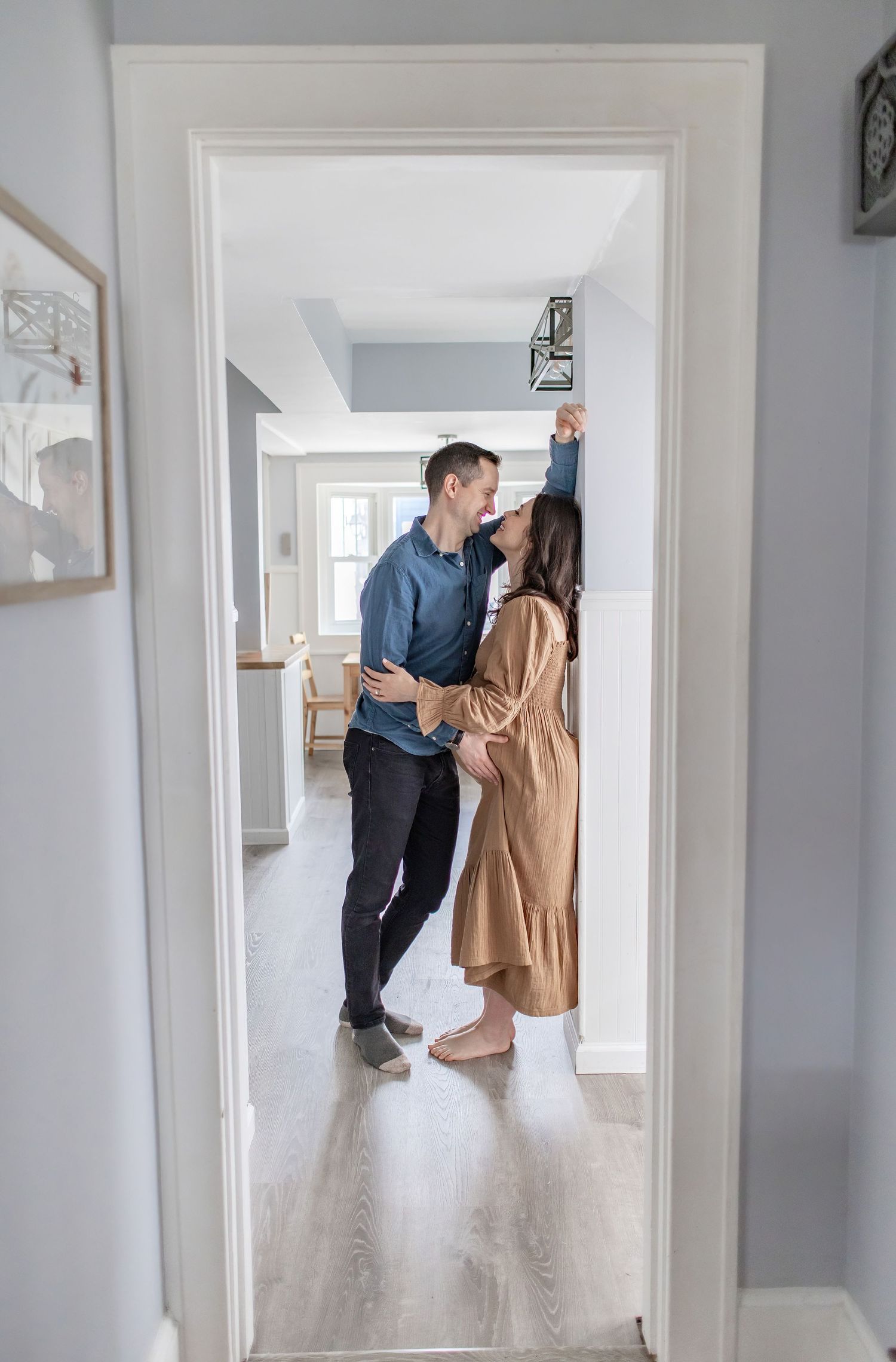 in home, lifestyle family photos. maternity photos with kids.