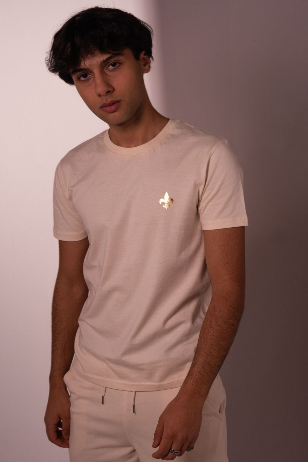 Photographie mode en studio sur paris lors de l'évènement Icastt mettant en avant la modèle habiller par la marque MONARCHIE PARIS.