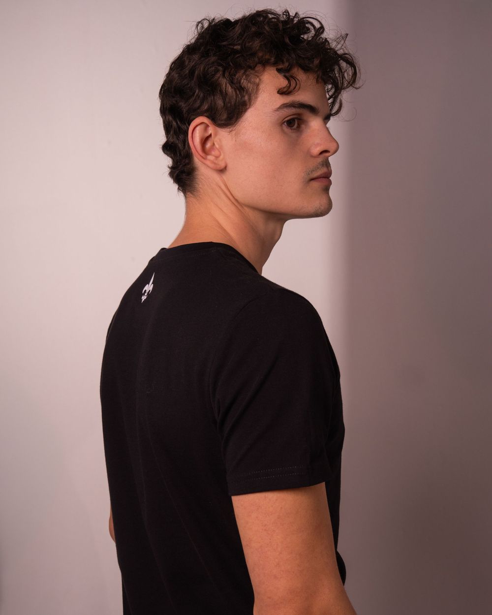Photographie mode en studio sur paris lors de l'évènement Icastt mettant en avant la modèle habiller par la marque MONARCHIE PARIS.