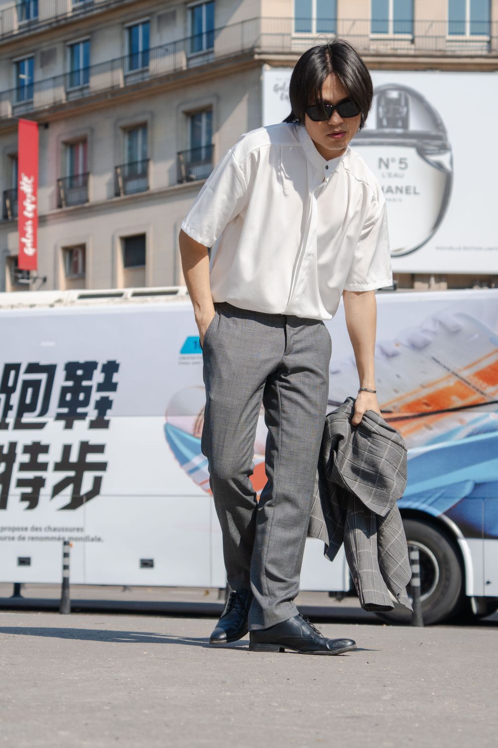 Photographie Mode / Portrait homme en extérieur devant un bus dans Paris.