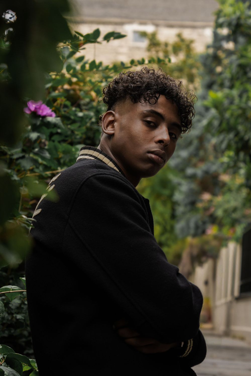 Photographie Mode / Portrait homme en extérieur devant un parc dans Paris.