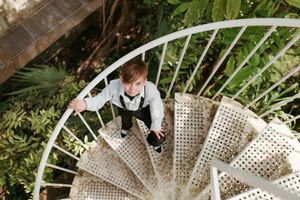 Melissa Stuer Photography Moederschapsfotograaf Moerbeke Oost-Vlaanderen
kinderfotografie eerste communie jongen plantentuin meise trap