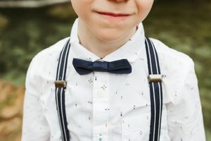 Melissa Stuer Photography Moederschapsfotograaf Moerbeke Oost-Vlaanderen
kinderfotografie eerste communie jongen detail outfit strik bretel